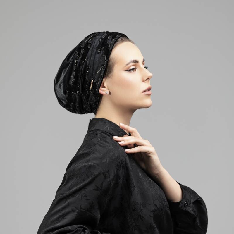 Sophisticated black and gold velvet turban, designed to add a touch of luxury and style.